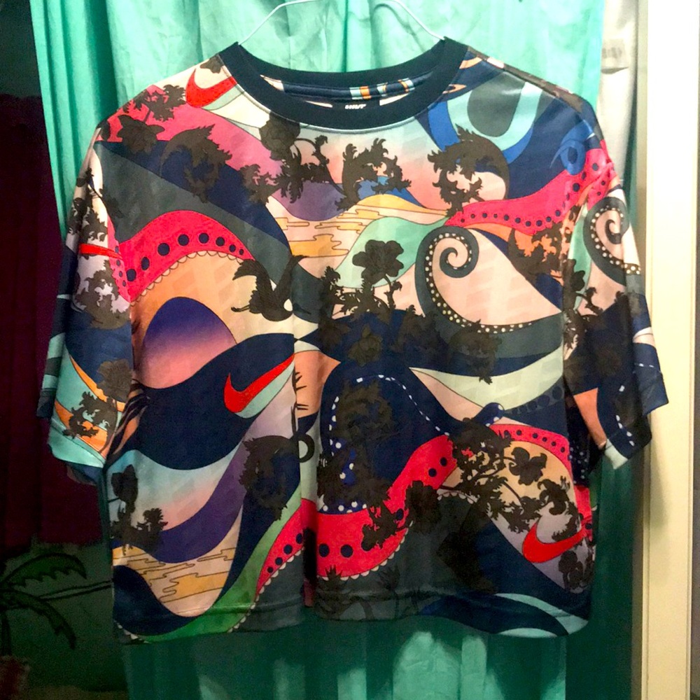 Nike NWOT M Cropped Graphic Tee